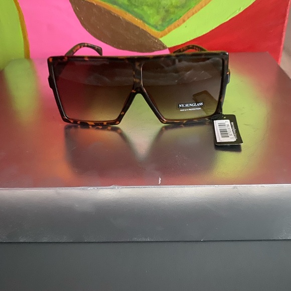 NY. SUNGLASSES - Picture 2 of 5